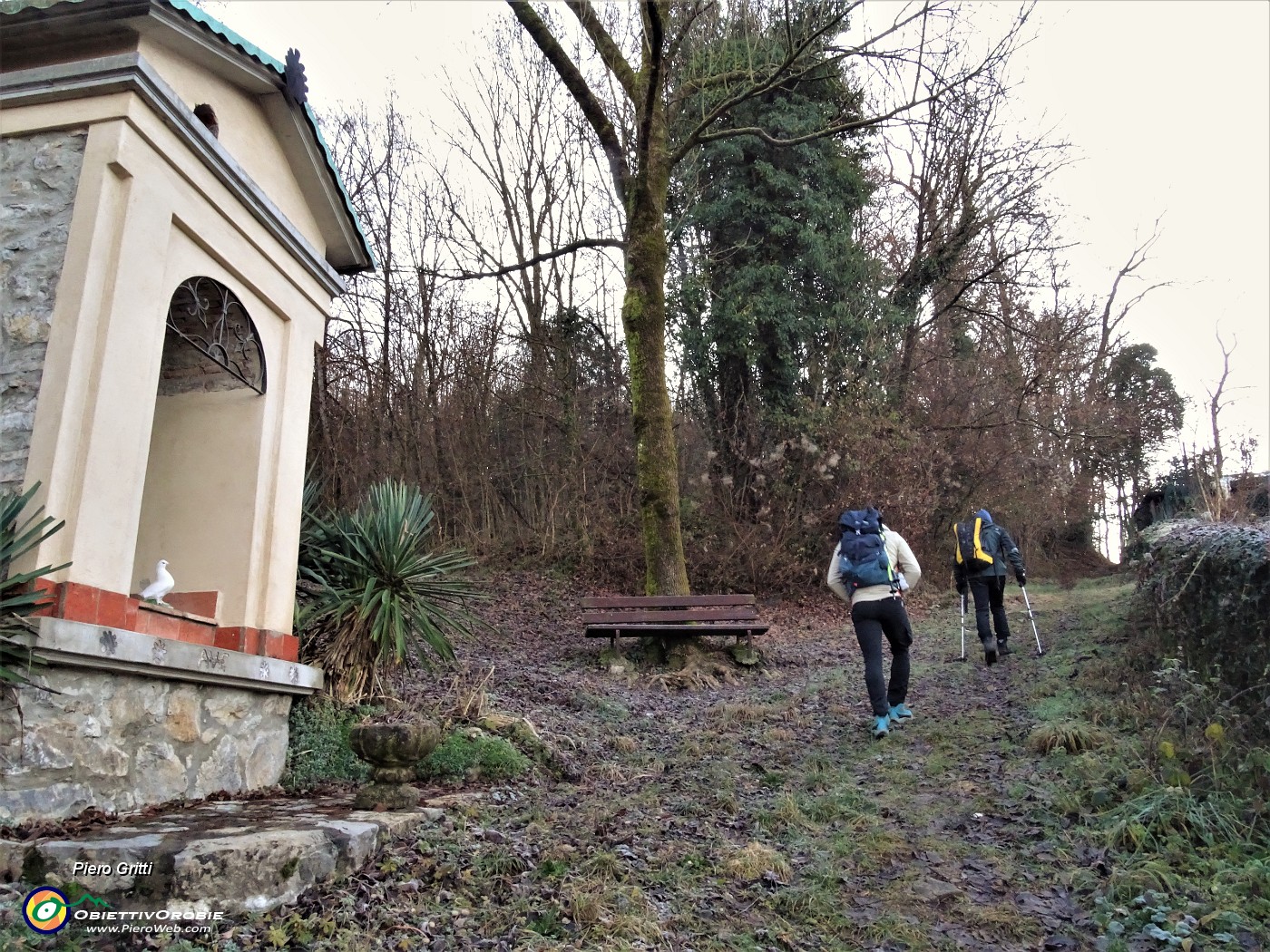 15 Da Grumello de' Zanchi (403 m) santella sulla mulatiera per  Grimolto (456 m).JPG
